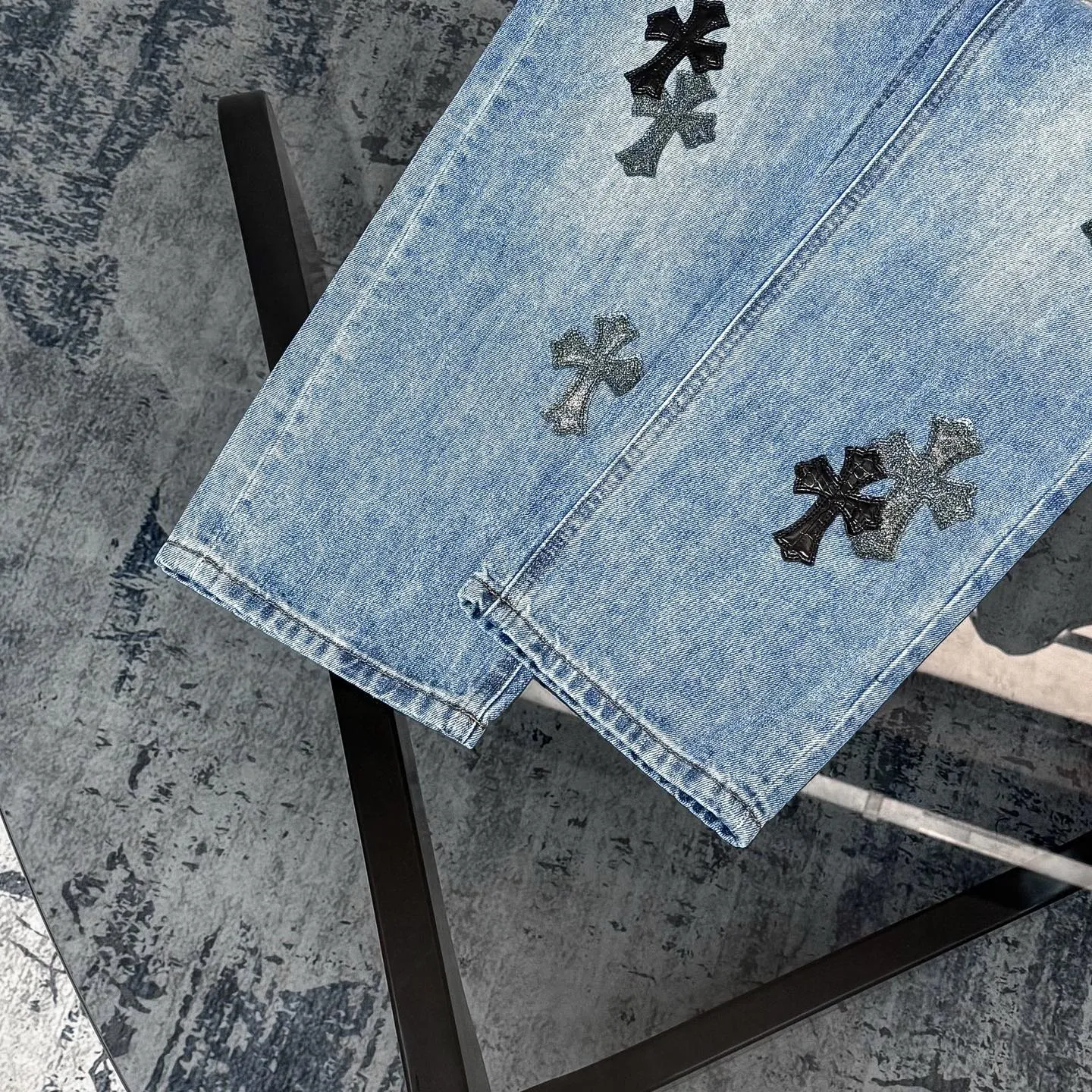 P260 Chromehearts washed blue starry sky crocodile patch leather jeans adopt starry sky theme leather elements, mostly presented in the shape of a cross, with glitter on the leather surface. Unique design, simple and elegant details, exquisite workmanship, the entire trousers are neatly routed, and the details are in place! Ceiling-level jeans, a pair that is hard to find at the counter. About Zangyin, this is an extremely luxurious fashion brand that can also be called the aristocrat of the high street. It has always been an exclusive brand for some hipsters or the rich second generation. It is more luxurious and noble than ordinary high streets. It is more fashionable and individual than luxury brands. Top heavy industry fashion design has always been created in high street luxury style. Speaking of this style, Zangyin family and GU family are definitely the leading representative brands, especially the Zangyin family's creation of high street style. It has really achieved a state-of-the-art effect. The color system of this model is made of unique washed materials. It is already quite eye-catching. It is decorated with pink patchwork cross flowers, which cleverly highlights the charm of the brand. Secondly, this model adopts a classic high-waist cutting design, which highlights the long legs and fashionable temperament of the upper body. The brand is highly recognizable and the slim-fitting configuration is more suitable for daily wear. Personality, fashion, and specification interpretation are all at a glance. Needless to say, materials and craftsmanship. As an excellent craftsman brand, Zangyin’s requirements for details and craftsmanship are really perfect. The washed color of this model has gone through a lot of processes, not to mention the embellishment of the denim appliqués. It is also purely hand-made and sewn. Just like what they believe in, only hand-made things have soul and have the meaning of wearing. A top-notch heavy-duty fashionable denim item. Recommended by both hands. Size: 28/30/32/34/36 Waist: 73/78/83/88/93 Knee: 52/53.5/55/56.5/58 Pants length: 100/102/104/106/108